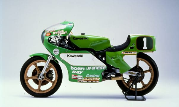 Toni Mang übergibt seine Kawasaki KR 250 an den P.S. Speicher Kawasaki KR 250