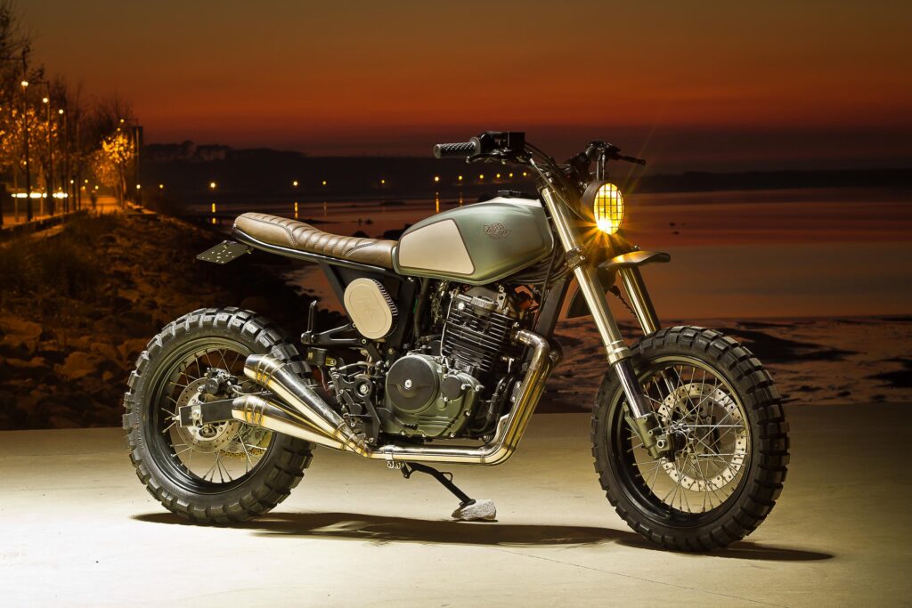 Der 2-in-2 Auspuff der Honda 650 Muxima stammt von Ton-Up Garage