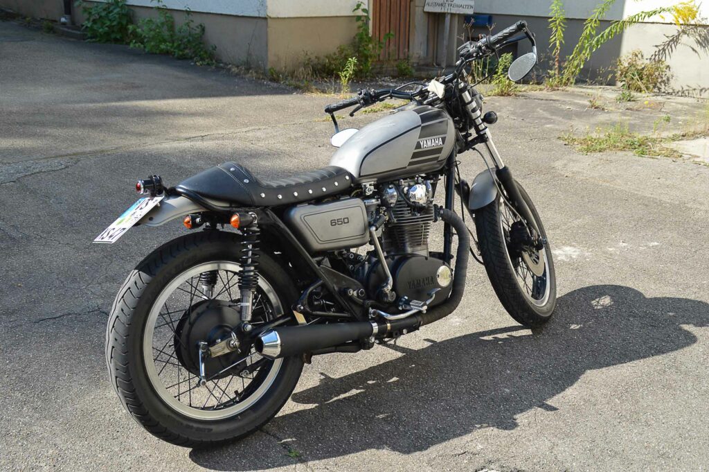 Die Sitzbank musst an die XS650 angepasst werden