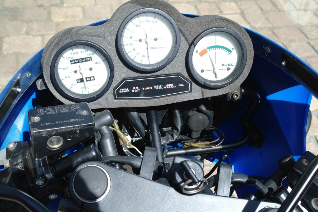 Blick in das übersichtliche Cockpit der Suzuki GSX-R750