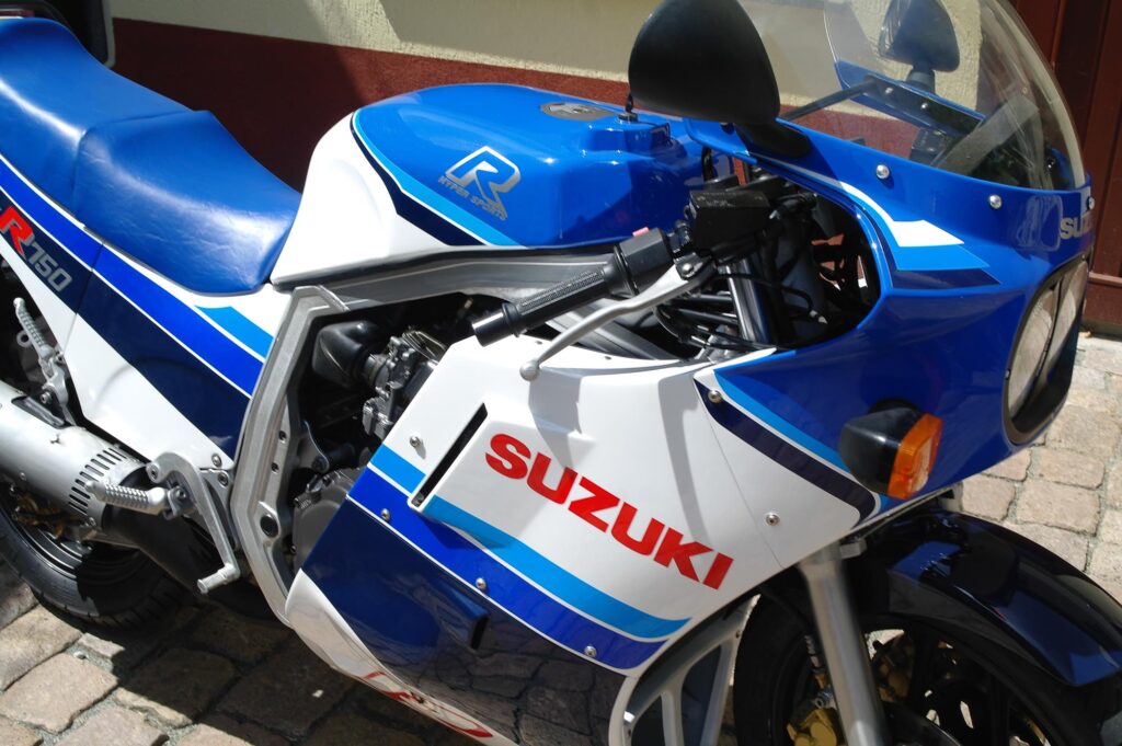Die GSX-R 750 trumpfte mit einem leichten Doppelscheifenrahmen aus Alu-Kastenprofilen