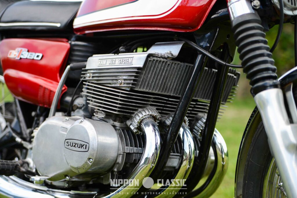 Der rechte Motordeckel beherbergt Primärantrieb und Kupplung