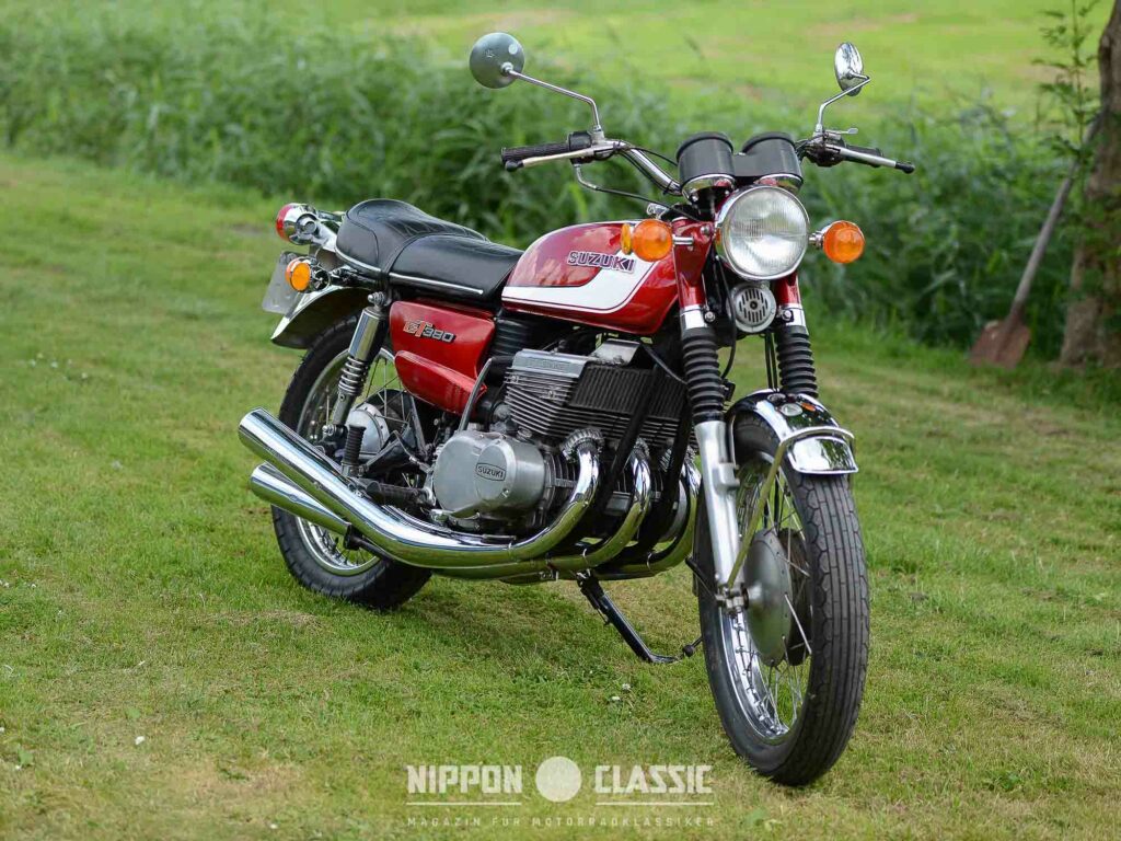 Trotz Dreizylinder-Motor verbaute Suzuki eine doppelflutige Auspuffanlage an jeder Seite